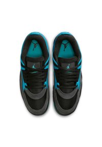 Czarne i turkusowe buty sportowe z panelami z siateczki, płaskimi sznurówkami, kontrastującymi akcentami oraz logo Jordana na języku i wkładkach.