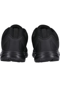 Schwarze Sportschuhe mit einem Obermaterial aus Mesh, dicker Sohle und gepolsterter Ferse. Die Ferse verfügt über eine Schlaufe zum einfachen Anziehen.