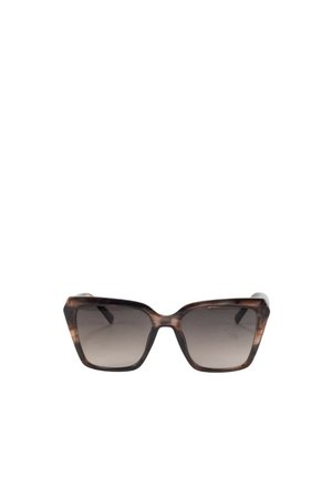 Gafas de sol de forma cuadrada con lentes de gradiente oscuro y una montura marrón carey, mostradas sobre un fondo blanco.