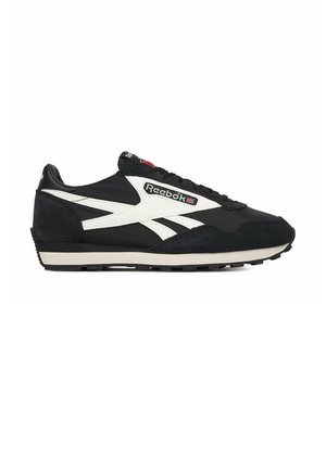 Schwarz-weißer Reebok-Sneaker mit Wildleder-Details, Schnürdesign und Union Jack-Logo an der Seite.