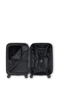 Otwarta czarna twarda walizka na czterech kółkach, z zamykanymi na suwak przegrodami po lewej stronie oraz regulowanymi pasami krzyżowymi po prawej stronie.