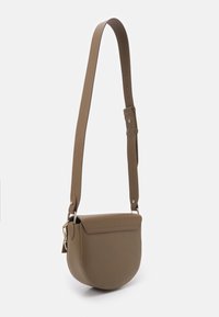 Hnědá kabelka přes rameno z umělé kůže s zakřiveným tvarem, nastavitelným popruhem a klopou, která má decentní zlaté kovové detaily.