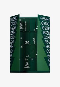 Calendrier de l'Avent vert avec des cases divisées, comportant des chiffres blancs et le texte "essie". Le design inclut un graphique d'arbre et des accents ludiques.