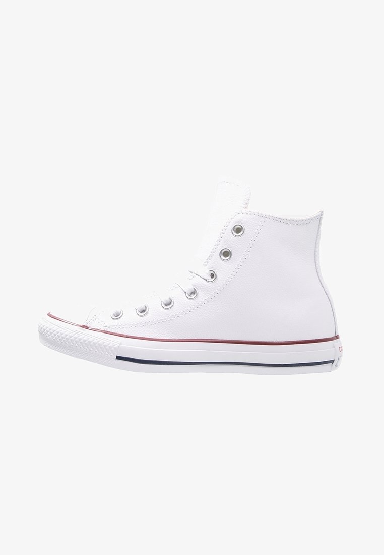 Wysokie sneakersy wykonane z białej kanwy z metalowymi oczkami w kolorze srebrnym, gumowym czubkiem i paskowanym śródstopiem w czerwono-niebieskie wzory. Teksturowana powierzchnia.