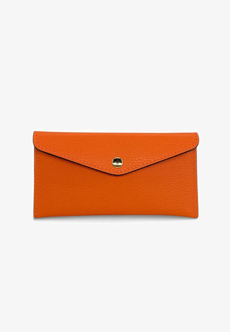 Portefeuille en cuir orange de style enveloppe avec une fermeture à bouton pression doré et des coutures visibles sur les bords.