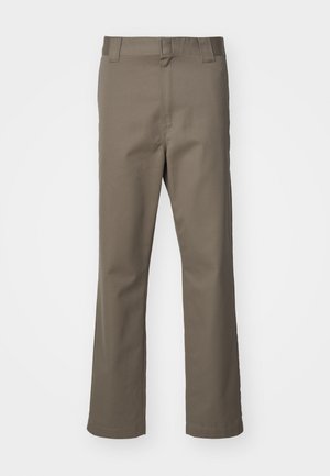 Pantalons marron à jambes droites avec passants de ceinture, fermeture éclair à l'avant et sans poches visibles, présentés sur un fond blanc.