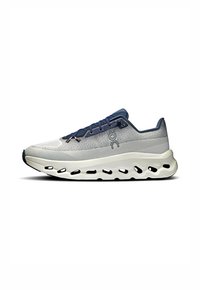 Grau und marineblaue Laufschuhe mit einem atmungsaktiven Mesh-Obermaterial, runder Sohle und Ausschnitten an den Seiten. Mit flachen Schnürsenkeln und Logo-Akzent.