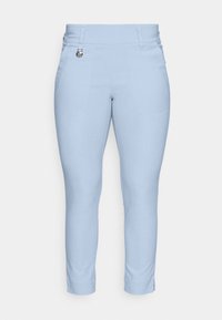 Helles blau, knöchellange Hose mit hoher Taille, ausgestattet mit Fronttaschen und einem silbernen Hardware-Akzent am Bündchen. Glatte Stofftextur.