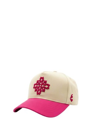 Beige en roze pet met een ingewikkeld rood geborduurd bloemenpatroon aan de voorkant en een klein rood detail aan de zijkant.
