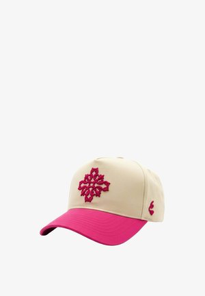 Beige en roze pet met een ingewikkeld rood geborduurd bloemenpatroon aan de voorkant en een klein rood detail aan de zijkant.