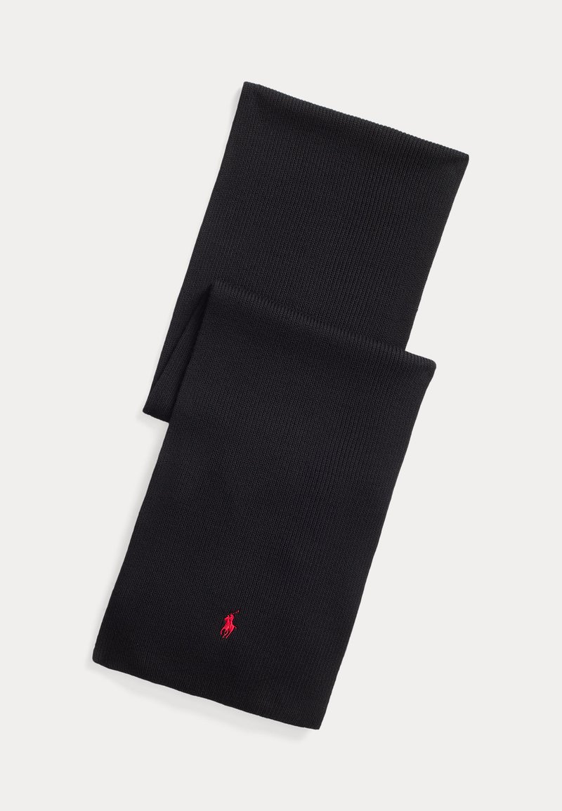 Zwarte gebreide sjaal met een klein rood geborduurd polo-spelerlogo nabij één uiteinde, getoond gevouwen op een witte achtergrond.