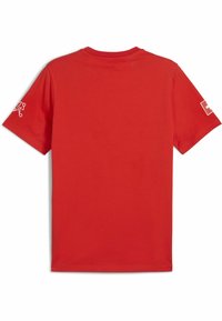 Rød bomulds t-shirt med rund hals og korte ærmer. Har hvide logo detaljer på ærmerne. Glat tekstur og enkelt design.