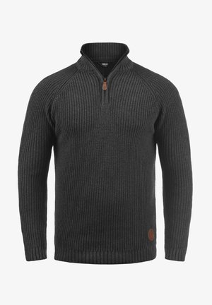 Dunkelgrauer Strickpullover mit einem Viertelreißverschluss-Kragen, gerippter Textur und einem Leder-Logo-Patch an der unteren Seite.