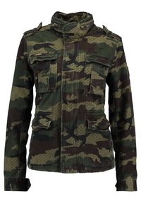 Giacca con motivo mimetico verde e marrone. Presenta un colletto alto, spalline sulle spalle e quattro tasche frontali. Realizzata in tessuto resistente.
