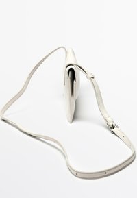 Borsa a spalla bianca in pelle con una forma elegante e allungata, caratterizzata da un sottile manico regolabile e una finitura liscia e textured.