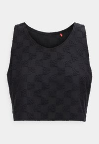 Μαύρο crop top χωρίς μανίκια με ανάγλυφο επαναλαμβανόμενο μοτίβο λογότυπου και στρογγυλή λαιμόκοψη, εμφανιζόμενο μπροστά σε απλό φωτεινό φόντο.