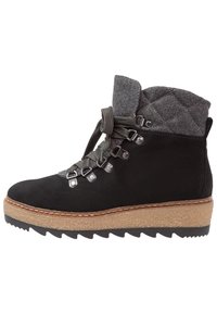 Bota de ante negra con un cuello acolchado gris, que cuenta con ojales y cordones de metal, y una suela de textura marrón.