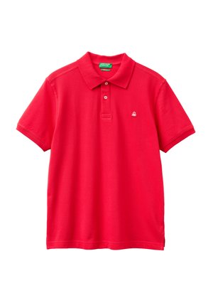 Rotes kurzärmeliges Poloshirt mit zwei Knöpfen und kleinem weißem gesticktem Logo auf der linken Brust.