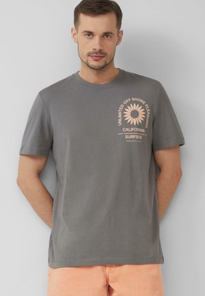 Grau Baumwoll-T-Shirt mit einem Pfirsich-Grafikdesign, das eine Sonnenblume und Text zeigt. Kurze Ärmel und Rundhalsausschnitt, lässige Passform.