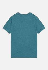 Teal színű, rövid ujjú póló, kerek nyakkal, puha anyagból készült, sima felületű, hátul sima, logók vagy minták nélkül.