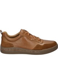 Brązowe skórzane i zamszowe sneakersy z teksturowanymi akcentami z korka oraz gumową podeszwą. Posiadają sznurowaną konstrukcję i zaokrąglony czubek.