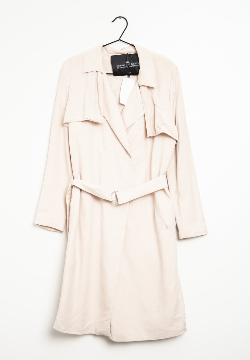 Trench coat beige con collar, bolsillos frontales, cinturilla y mangas largas. Tejido suave con un diseño minimalista.