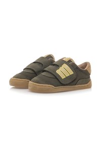 Chaussures en daim vert avec des bandes velcro, accents beige et semelle en caoutchouc. Présente un logo jaune sur le côté et des détails texturés sur le tissu.