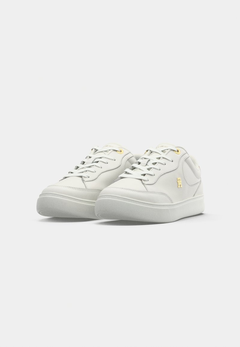 Weiße Leder-Sneaker mit glatter Oberfläche, goldenen Ösen und Logodetail, runder Zehenpartie und strukturiertem Gummisohle.