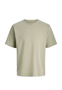 Λιτό κοντομάνικο T-shirt σε ανοιχτό ελιά πράσινο με λαιμόκοψη σε στυλ crew neck, με διακριτικό κείμενο στο κέντρο του στήθους που γράφει "Nineteen Ninety Originals".