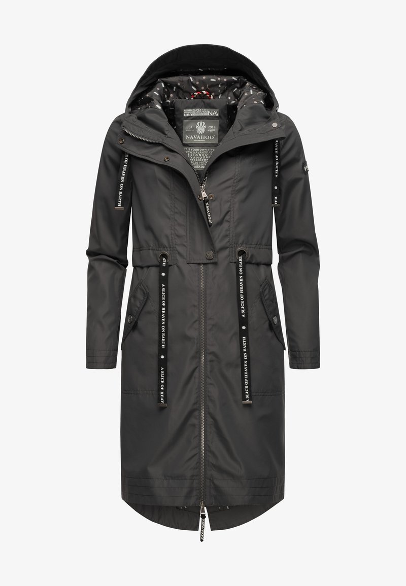 Impermeable con capucha de color gris oscuro, con cremallera frontal, bolsillos con solapa abotonados y cordones negros impresos con el texto blanco "UN TROZO DE CIELO EN LA TIERRA."