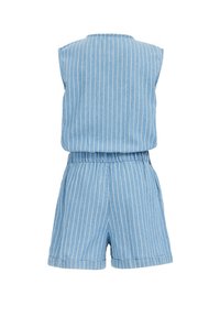 Niebieski, paskowany kombinezon bez rękawów wykonany z lekkiego materiału. Posiada elastyczną talię i szorty sięgające połowy uda.