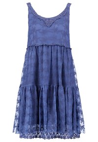 Modré krajkové šaty s vícedílným střihem, výstřihem do oblouku a květinovými detaily. Látka má jemnou texturu a průsvitné vrstvy.
