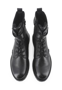 Botas de tobillo de cuero negro con cordones en la parte delantera, cremallera lateral, cuello acolchado y detalles texturizados. Acabado liso con diseño de punta redonda.