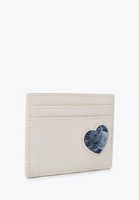 Portafoglio in pelle bianca con un finish testurizzato, caratterizzato da un ritaglio a forma di cuore riempito di denim. Quattro scomparti per carte sul davanti.