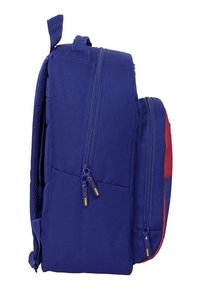 Zaino in tessuto viola con doppie cerniere, tasca laterale e cuciture rinforzate. Dotato di maniglia superiore e spallacci regolabili.