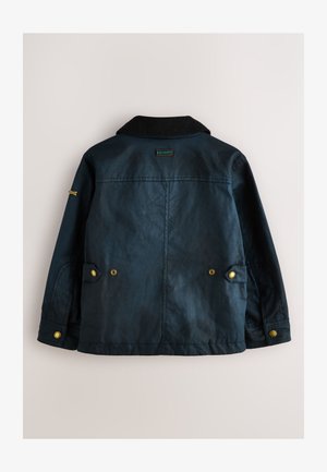 Granatowy, teksturowany płaszcz z czarnym dzianinowym kołnierzem, dwoma dużymi przednimi kieszeniami oraz mosiężnymi zatrzaskami. Na plecach znajduje się przeszyte logo.