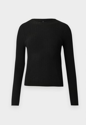 Juoda dryžuota ilga rankovė prigludusi megztinis su apvalia iškirpte, pateiktas prieš paprastą šviesią fono.