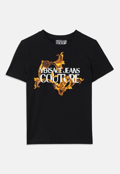 T-shirt en coton noir avec le texte blanc "VERSACE JEANS COUTURE" et un design doré orné entourant le texte, manches courtes, col rond.
