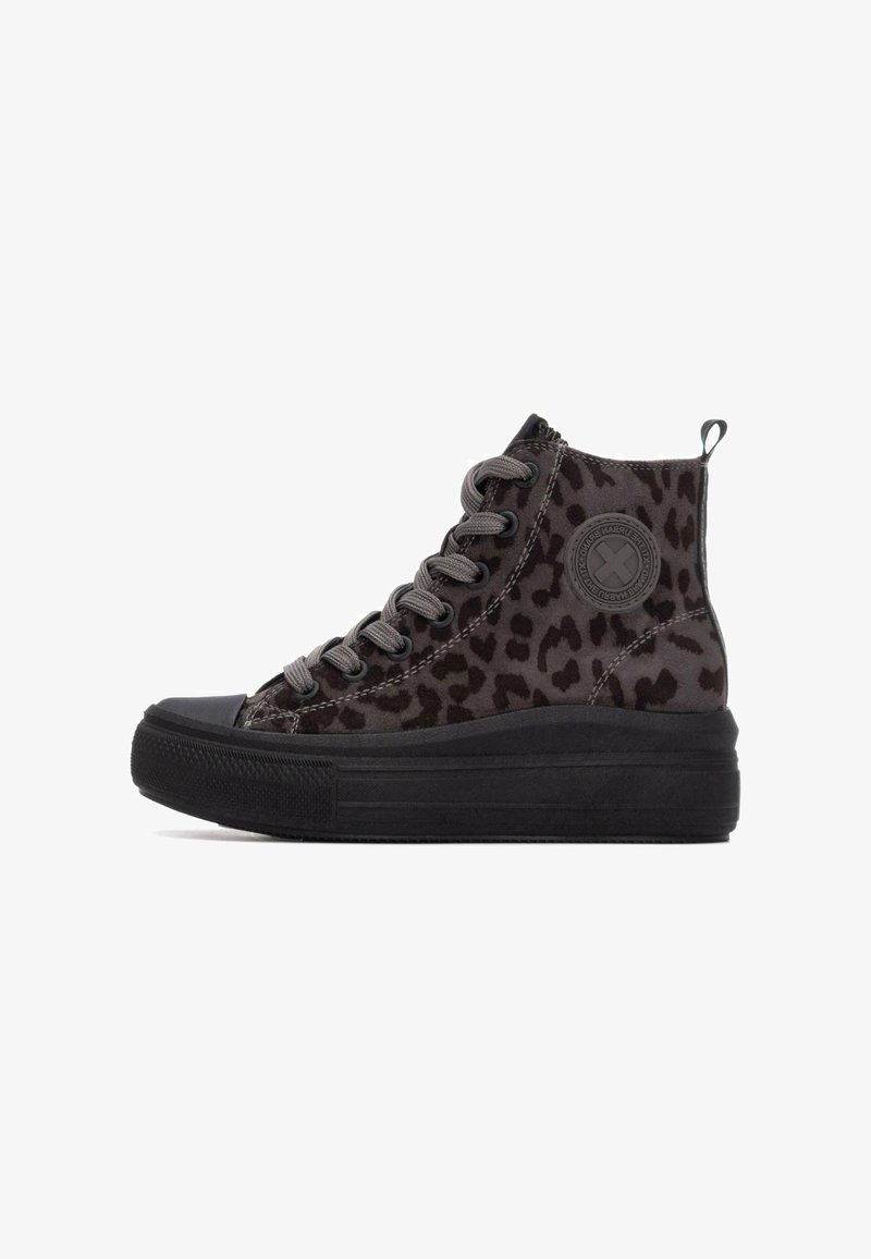 Zapatillas de caña alta en ante gris oscuro con un patrón de leopardo. Presentan cordones grises, una puntera de goma negra y una suela con plataforma.