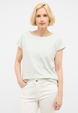 Hellgrünes gestreiftes T-Shirt mit rundem Halsausschnitt und kurzen Ärmeln, aus weichem Stoff. Kombiniert mit weißen Hosen, mit kleinem Logo.