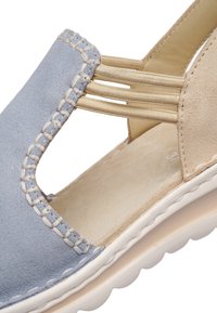 Světlomodrá a béžová semišová sandála s elastickými pásky, detailním prošitím, měkkou stélkou a bílou vroubkovanou podrážkou pro pohodlí.