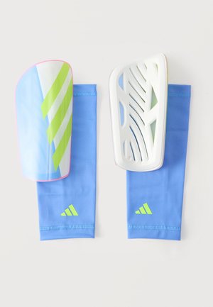 Tibiere de fotbal albastre cu logo-uri și curele Adidas verde lime, vederi frontală și posterioară pe fundal alb.