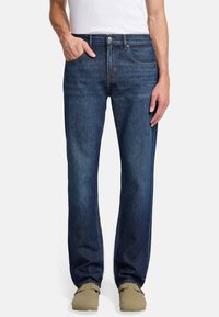 Mörkblå denimjeans med rak passform, fem fickor och en enkel knapp- och dragkedjestängning. Synlig sömnad längs sömmarna.