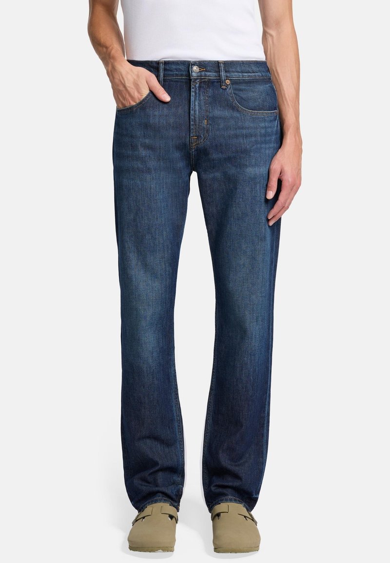 Mörkblå denimjeans med rak passform, fem fickor och en enkel knapp- och dragkedjestängning. Synlig sömnad längs sömmarna.