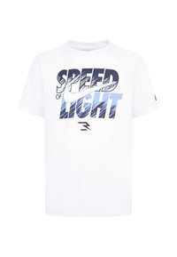 T-shirt bianco a maniche corte con la scritta "Velocità della luce" in blu e navy e una grafica a swoosh che attraversa le parole sul petto.