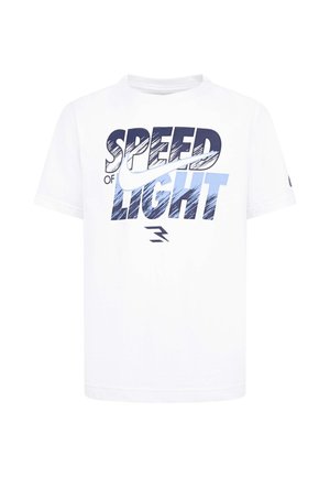 Weißes T-Shirt mit kurzen Ärmeln und dem Text "Speed of Light" in Blau und Marineblau sowie einem Swoosh-Design über den Worten auf der Brust.