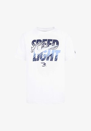 Witte T-shirt met korte mouwen met de tekst "Snelheid van Licht" in blauw en marineblauw en een swoosh-graphic over de woorden op de borst.