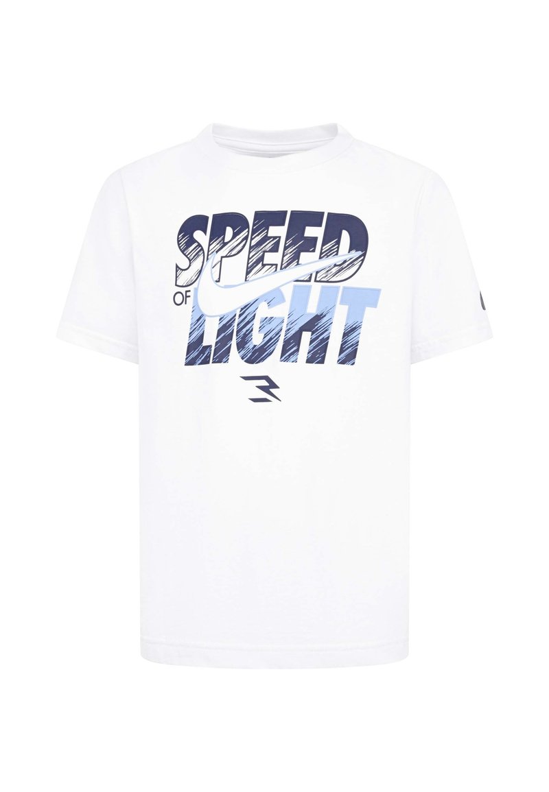 T-shirt bianco a maniche corte con la scritta "Velocità della luce" in blu e navy e una grafica a swoosh che attraversa le parole sul petto.