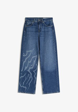 Denimjeans med lys blå vask, vidde ben og en diskret løvegrafik i mørkere blå på venstre ben. Metalknaplukning og lommer.