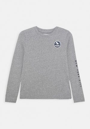 Jasnoszara koszulka z długim rękawem i okrągłym dekoltem, z napisem "New York City" na prawym rękawie oraz okrągłym logo Abercrombie na lewej piersi.